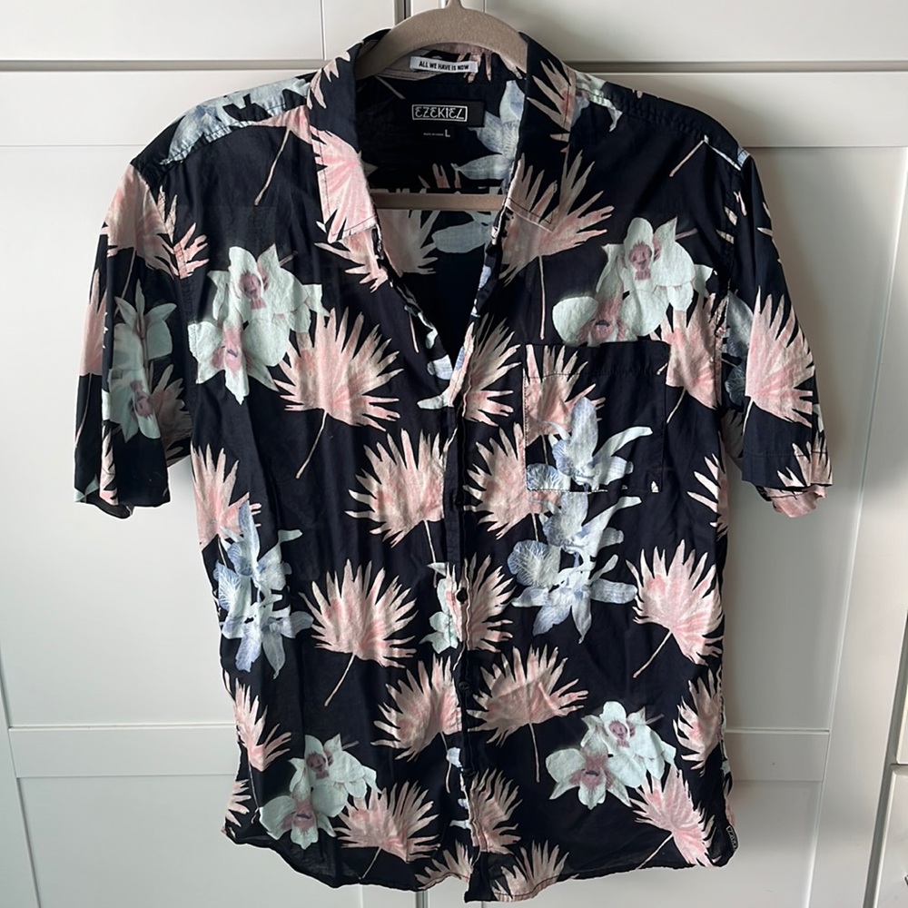 Ezekiel Button Down Hawaiian Shirt Men’s Size Large